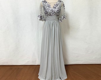 Robe de mère de la mariée en mousseline à sequins gris clair avec manches