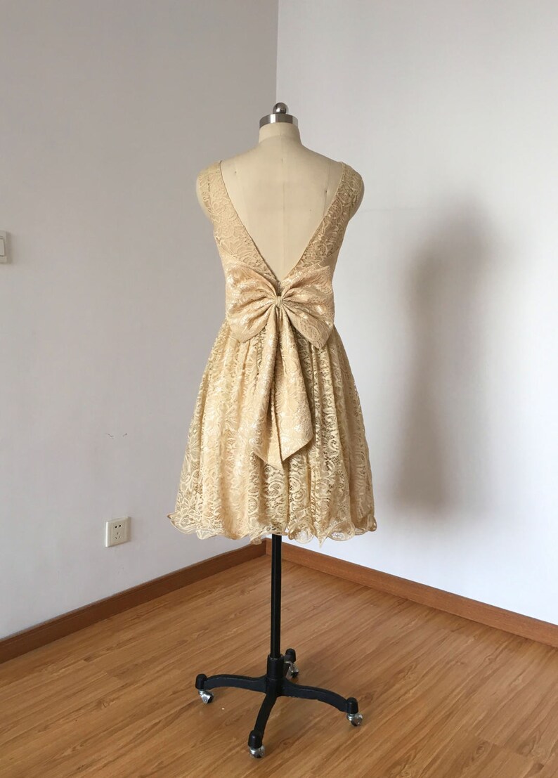 Charming Column Scoop Sleeveless Lace Short Bridesmaid Dresses