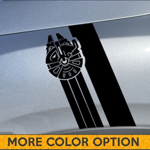 Könnte beinhalten: Ein schwarz-weißes Abziehbild mit dem Raumschiff Millennium Falcon aus Star Wars, mit schwarzen Streifen. Das Abziehbild ist auf einem silbernen Fahrzeug angebracht. Der Text "MORE COLOR OPTION" befindet sich unten.