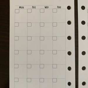 Puede incluir: P&aacute;ginas de planificador blancas con un dise&ntilde;o de cuadr&iacute;cula para la programaci&oacute;n semanal. Cada d&iacute;a est&aacute; etiquetado con las abreviaturas LUN, MAR, MI&Eacute; y JUE. Las p&aacute;ginas tienen l&iacute;neas punteadas y peque&ntilde;as casillas para marcar. Las p&aacute;ginas est&aacute;n perforadas con agujeros para encuadernar.