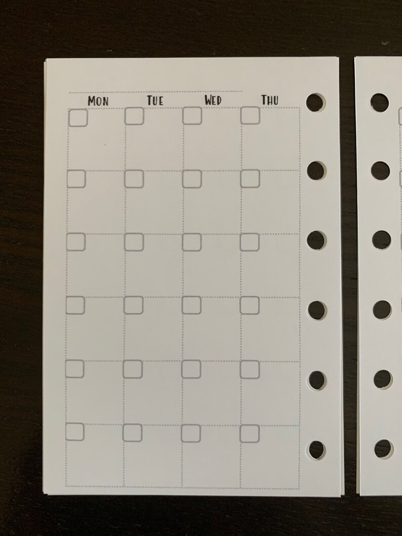 Puede incluir: P&aacute;ginas de planificador blancas con un dise&ntilde;o de cuadr&iacute;cula para la programaci&oacute;n semanal. Cada d&iacute;a est&aacute; etiquetado con las abreviaturas LUN, MAR, MI&Eacute; y JUE. Las p&aacute;ginas tienen l&iacute;neas punteadas y peque&ntilde;as casillas para marcar. Las p&aacute;ginas est&aacute;n perforadas con agujeros para encuadernar.