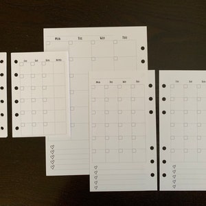 Puede incluir: Insertos de planificador blancos con dise&ntilde;os de calendario mensual, con casillas para cada d&iacute;a y espacio para notas. Los insertos tienen agujeros perforados para encuadernar e incluyen un bol&iacute;grafo verde azulado.
