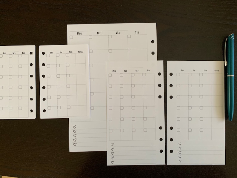 Puede incluir: Insertos de planificador blancos con dise&ntilde;os de calendario mensual, con casillas para cada d&iacute;a y espacio para notas. Los insertos tienen agujeros perforados para encuadernar e incluyen un bol&iacute;grafo verde azulado.