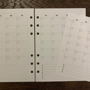 Puede incluir: Insertos de planificador blancos con un dise&ntilde;o de calendario mensual. Cada p&aacute;gina presenta una cuadr&iacute;cula para entradas diarias, con los d&iacute;as de la semana etiquetados en la parte superior. Incluye un inserto separado m&aacute;s peque&ntilde;o con un dise&ntilde;o similar.
