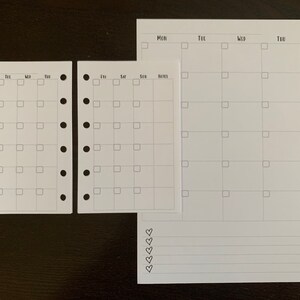 Puede incluir: Insertos de planificador blancos con dise&ntilde;os de calendario. Los insertos incluyen vistas diarias, semanales y mensuales. Cada p&aacute;gina del calendario tiene casillas para cada d&iacute;a de la semana. Las p&aacute;ginas est&aacute;n perforadas.