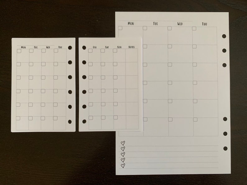 Puede incluir: Insertos de planificador blancos con dise&ntilde;os de calendario. Los insertos incluyen vistas diarias, semanales y mensuales. Cada p&aacute;gina del calendario tiene casillas para cada d&iacute;a de la semana. Las p&aacute;ginas est&aacute;n perforadas.