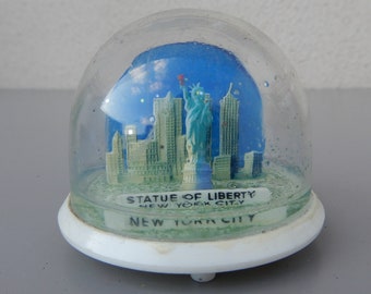 Vintage New York Snow Globe souvenir Liberty Statue