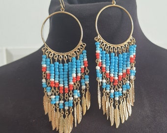 Lámpara de araña boho boho pendientes semilla cuentas con plumas doradas pendientes declaración