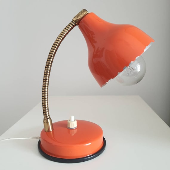 Lampada da scrivania vintage in metallo arancione industriale in ghisa da  officina anni '50 anni '60 design italiano a collo d'oca della metà del  secolo -  Italia