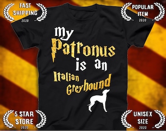 以下が含まれることがあります： 「My Patronus is an Italian Greyhound」という金色の文字と、イタリアングレイハウンドの白いシルエットがプリントされた黒いTシャツです。