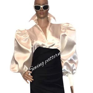 Könnte beinhalten: Eine weiße Satinbluse mit einem großen Kragen und langen, bauschigen Ärmeln. Die Bluse hat einen Knopfleisten vorne und eine taillierte Passform. Der Text "Sewing pattern" ist auf der Vorderseite der Bluse geschrieben.