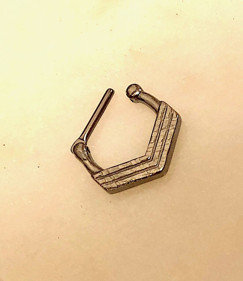 Inside 8mm wide 8mm drop DAITH 316L Surgical Steel straight 8mm bar Outside 12mm drop Hammered Art Deco Chevron Septum Clicker 16g