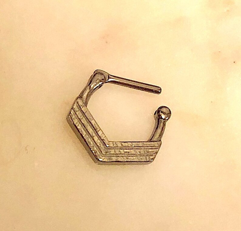 Inside 8mm wide 8mm drop DAITH 316L Surgical Steel straight 8mm bar Outside 12mm drop Hammered Art Deco Chevron Septum Clicker 16g