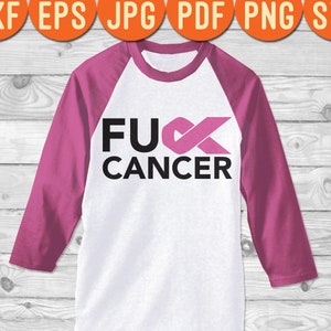 Op de afbeelding: Een wit en roze baseballshirt met een roze lint en de tekst "F**K CANCER" in zwart.