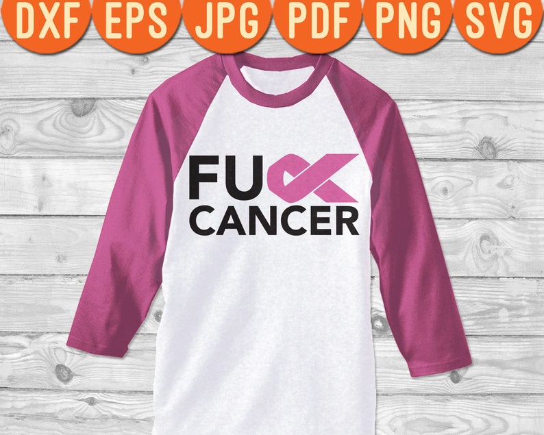 Op de afbeelding: Een wit en roze baseballshirt met een roze lint en de tekst "F**K CANCER" in zwart.