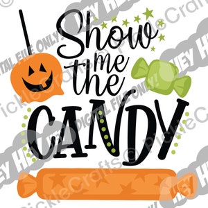 Puede incluir: Texto negro y verde sobre un fondo blanco que dice "Show me the candy". Hay un caramelo verde, una manzana caramelizada con una cara de calabaza y un caramelo largo naranja con estrellas.