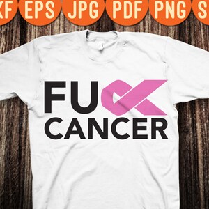 Op de afbeelding: Wit T-shirt met de tekst "F**K CANCER" in zwarte letters. Een roze lint is ge&iuml;ntegreerd in de "U" van het woord "F**K".