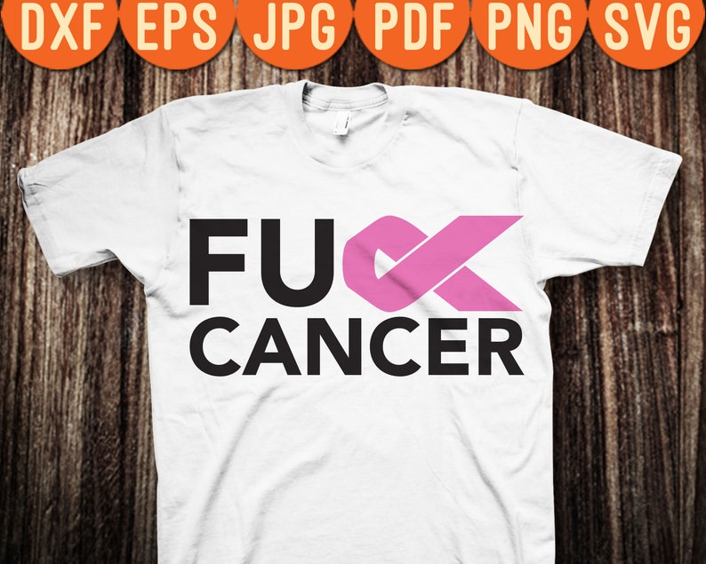 Op de afbeelding: Wit T-shirt met de tekst "F**K CANCER" in zwarte letters. Een roze lint is ge&iuml;ntegreerd in de "U" van het woord "F**K".