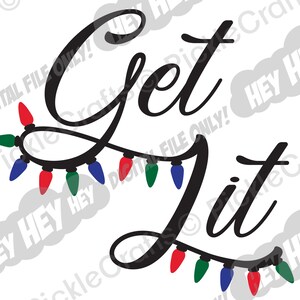 以下が含まれることがあります： 黒い文字で「Get Lit」と書いた、白黒のグラフィックデザイン。テキストは、赤、緑、青の電球が付いたクリスマスライトのストリングで囲まれています。