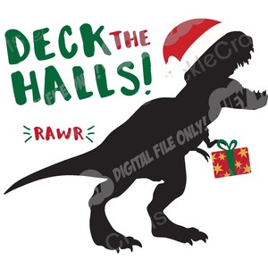 Puede incluir: Una silueta negra de un Tyrannosaurus Rex con un gorro de Papá Noel rojo y sosteniendo una caja de regalo roja y dorada. El texto "Deck the Halls!" está escrito en letras verdes sobre el dinosaurio. El texto "RAWR" está escrito en letras rojas debajo del dinosaurio.