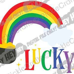 Op de afbeelding: Een regenboog met een pot vol goud aan het einde en het woord "LUCKY" eronder geschreven in kleurrijke letters. De regenboog is tegen een witte achtergrond.