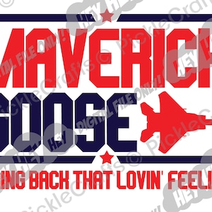 Può includere: Progettazione grafica rossa e blu con il testo "Maverick Goose" e "Bring Back That Lovin' Feeling". Un'immagine stilizzata rossa di un aereo da combattimento è inclusa nel design.