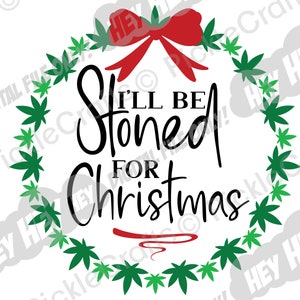 Peut inclure: Un motif de Noël avec une couronne de feuilles de marijuana vertes surmontée d'un nœud rouge. Le texte "I'll be stoned for Christmas" est écrit en lettres cursives noires.
