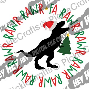 Puede incluir: Una silueta negra de un Tyrannosaurus Rex con un gorro de Papá Noel y sosteniendo un árbol de Navidad. El dinosaurio está rodeado por un círculo de texto rojo y verde que dice "RAWR RAWR FARAWN RAWR RAWR HEY HEY".