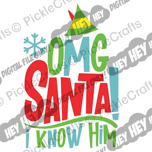Puede incluir: Un diseño gráfico navideño colorido con el texto "OMG SANTA! I KNOW HIM!" en una fuente divertida. El diseño presenta un copo de nieve, un árbol de Navidad y una nube con la palabra "HEY" en ella.
