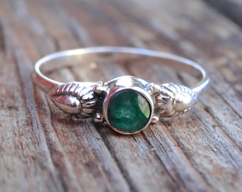 925 - Roher Smaragd Sterling Silber Ring, zierlicher botanischer Smaragd Ring, 925 Silber Smaragdring, Smaragdstapelring, Sterlingsilber