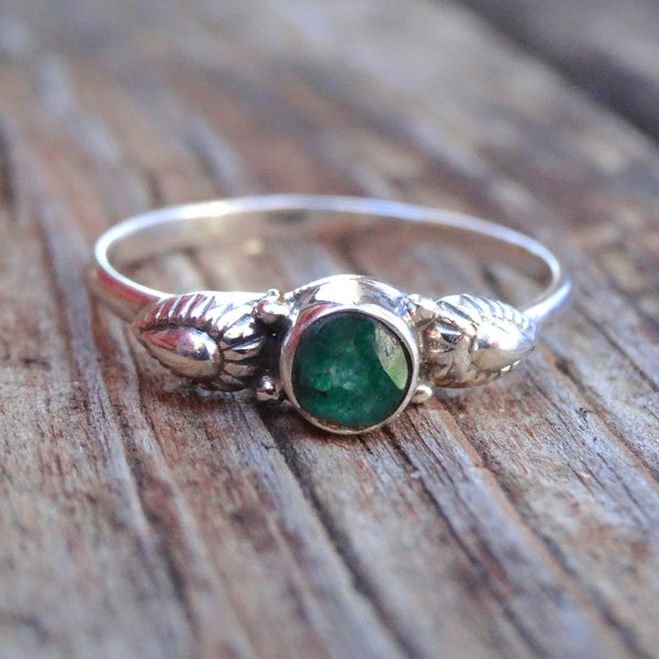 925 - Raw Emerald Sterling Silver Ring, Green Emerald Dainty Botanical Ring, 925 Silver Emerald ring, Emerald stacking ring, Sterling Silver