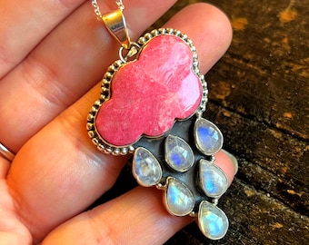925 - Regen Wolke, Geschnitzte Stein Halskette, Sterling Silber Regenbogen Mondstein, Rosa Thulit Anhänger, Handgemacht, 925 Mondstein Edelstein Halskette