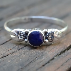 Anillo de plata de ley de zafiro azul 925, anillo botánico delicado de zafiro azul natural, anillo de zafiro de plata 925, anillo de apilamiento de zafiro azul,