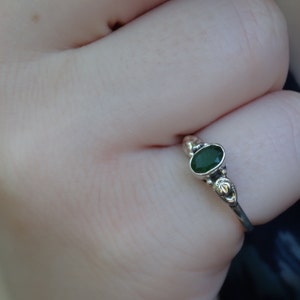 Raw Emerald Sterling Silver Ring, Natural Green Emerald Dainty Botanical Ring, 925 Silver Emerald ring, Natural Stone Emerald stacking ring image 5