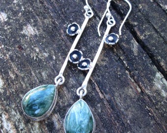 Handgefertigte Seraphinit-Ohrringe aus Sterlingsilber: Botanischer Hängeschmuck, lange Ohrringe aus grünem Seraphinit.
