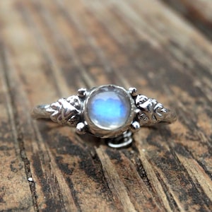 925 - Rainbow Moonstone Sterling Silver Ring, Natural Moonstone Dainty Botanical Ring, 925 Silver Moonstone ring, Moonstone stacking ring
