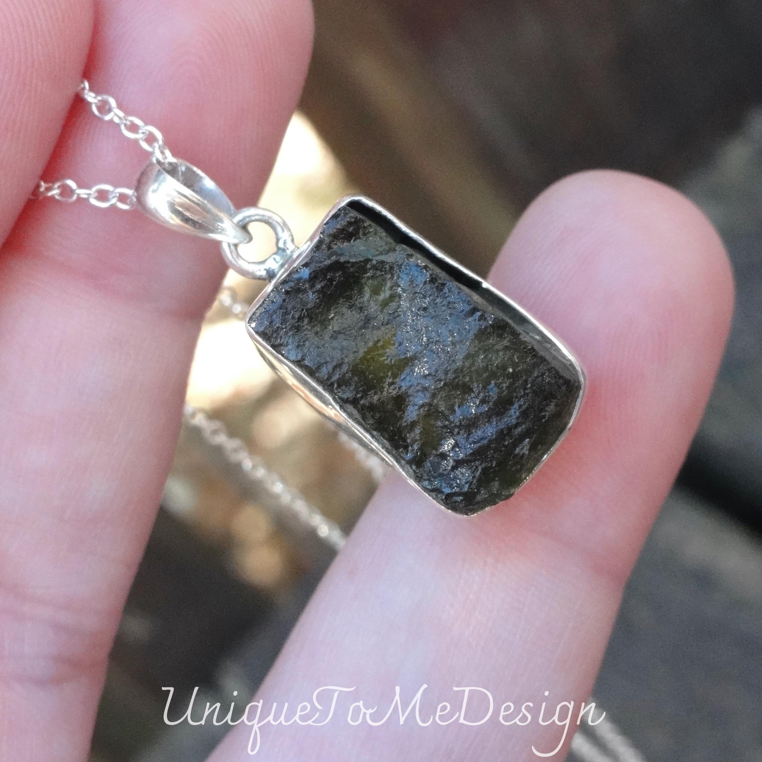 モルダバイト(チェコ)　ペンダントネックレス 原石モルダバイトネックレス：スターリングシルバーチェコ隕石
