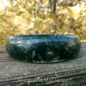 61 mm natürlicher grüner Moosachat in Quarz geschnitzter Armreif, Moosachat-Armband, Edelstein-Armband, Armreif, Naturstein Achat Armreif