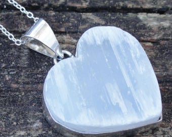 Herzförmige Halskette aus 925er Selenit, Herzanhänger aus Sterlingsilber mit natürlichem Selenit, Heilstein, Halskette aus rohem Selenit, Herzschmuck