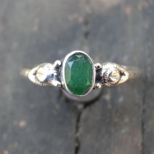Raw Emerald Sterling Silver Ring, Natural Green Emerald Dainty Botanical Ring, 925 Silver Emerald ring, Natural Stone Emerald stacking ring image 9
