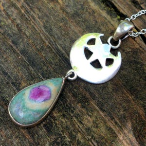 Handgjort halsband i sterlingsilver med rubin och zoisit: Måne- och stjärnhänge