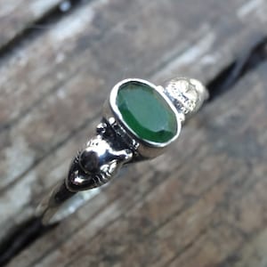 Raw Emerald Sterling Silver Ring, Natural Green Emerald Dainty Botanical Ring, 925 Silver Emerald ring, Natural Stone Emerald stacking ring