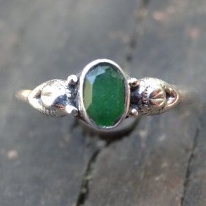 Raw Emerald Sterling Silver Ring, Natural Green Emerald Dainty Botanical Ring, 925 Silver Emerald ring, Natural Stone Emerald stacking ring image 3
