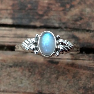 925 - Rainbow Moonstone Sterling Silver Ring, Natural Moonstone Dainty Botanical Ring, 925 Silver Moonstone ring, Moonstone stacking ring