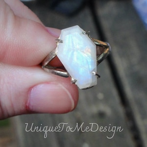 925 - Regenbogen Mondstein Ring Größe 8,5, Sterling Silber, Naturstein, großer Sarg Edelsteinring, Gothic Mondstein Ring, Schatulle
