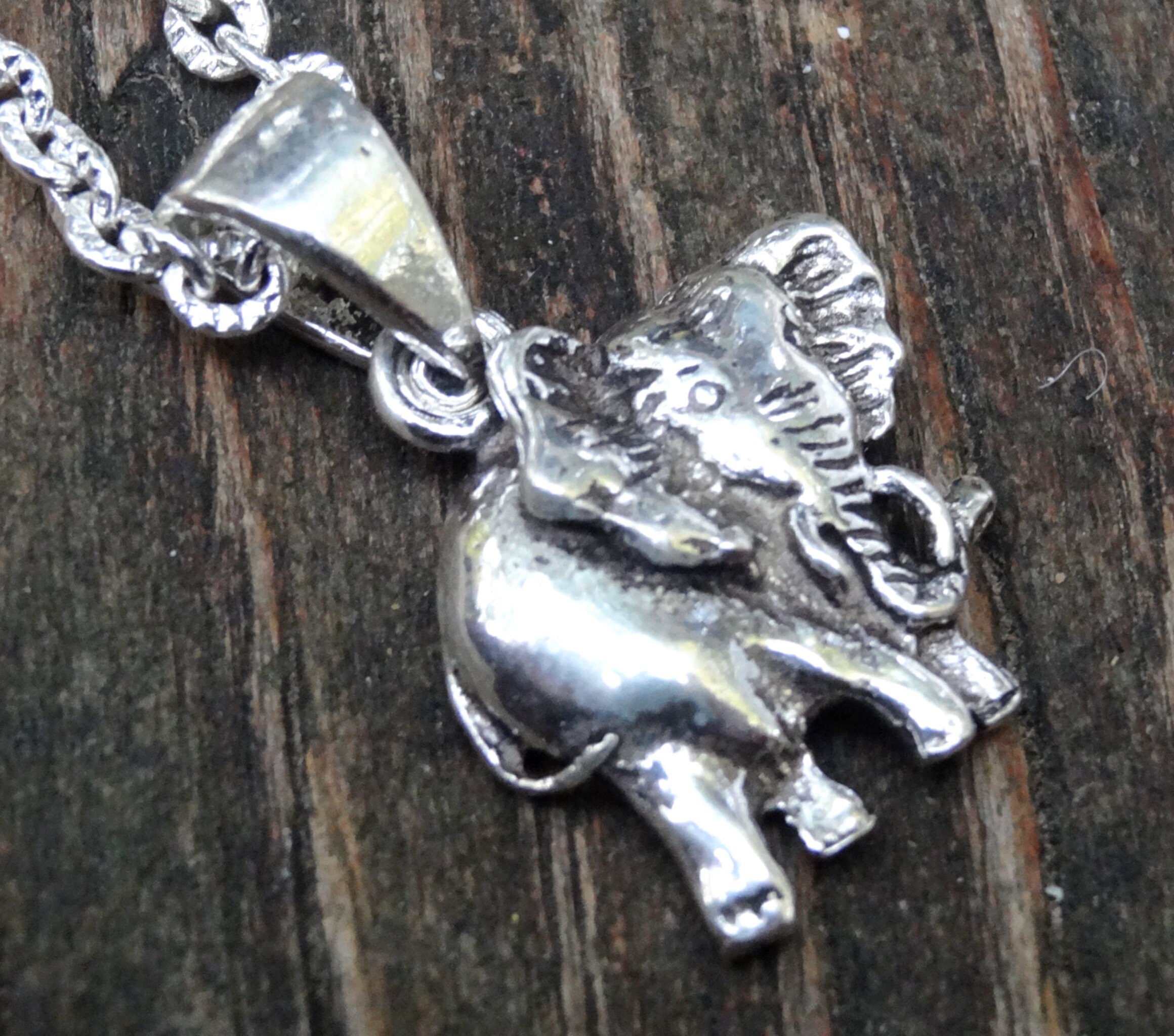 ペンダント 【P56】 象　エレファント　925SILVER　elephant Diamond Accent Elephant Pendant in Sterling Silver | Zales