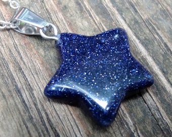 Colar com pingente de estrela em pedra-do-sol azul e corrente em prata de lei.