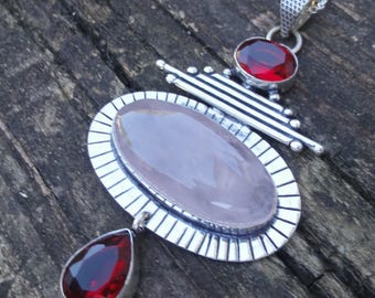 Halskette mit Anhänger aus Sterlingsilber, Rosenquarz und Granat; Halskette aus Sterlingsilber, Rosenquarz und rotem Granat; Statement-Schmuck aus Naturstein, GROSS