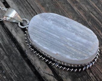 Handgjort halsband med hänge i sterlingsilver i rå selenit