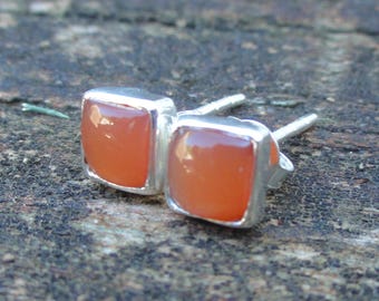 Handgefertigte Ohrstecker aus Sterlingsilber mit Pfirsichmondstein – Naturstein, 6 mm, Pfirsichmondstein-Ohrringe